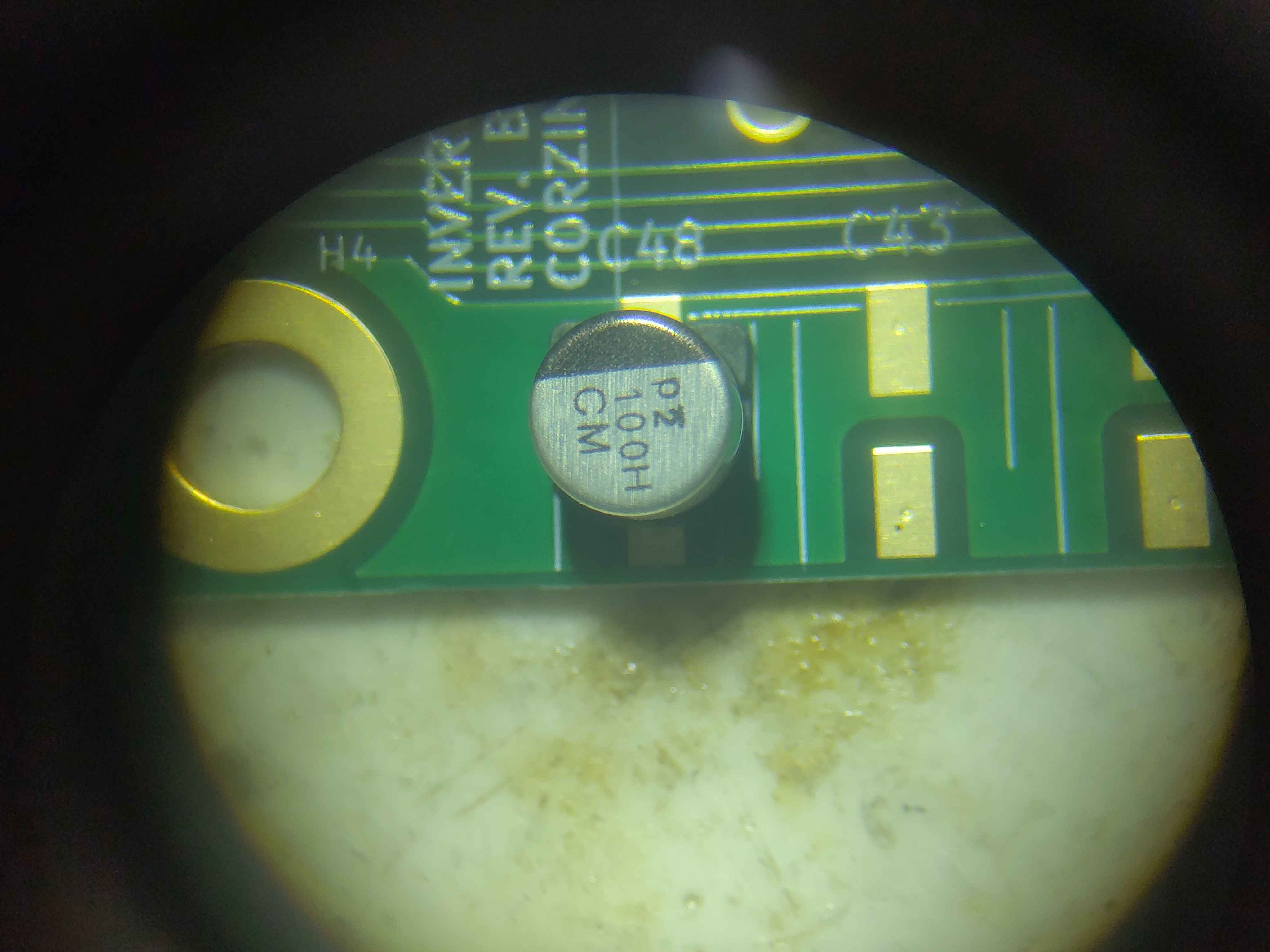 Polarized capacitor: positive lead aligned with the long-bar pad