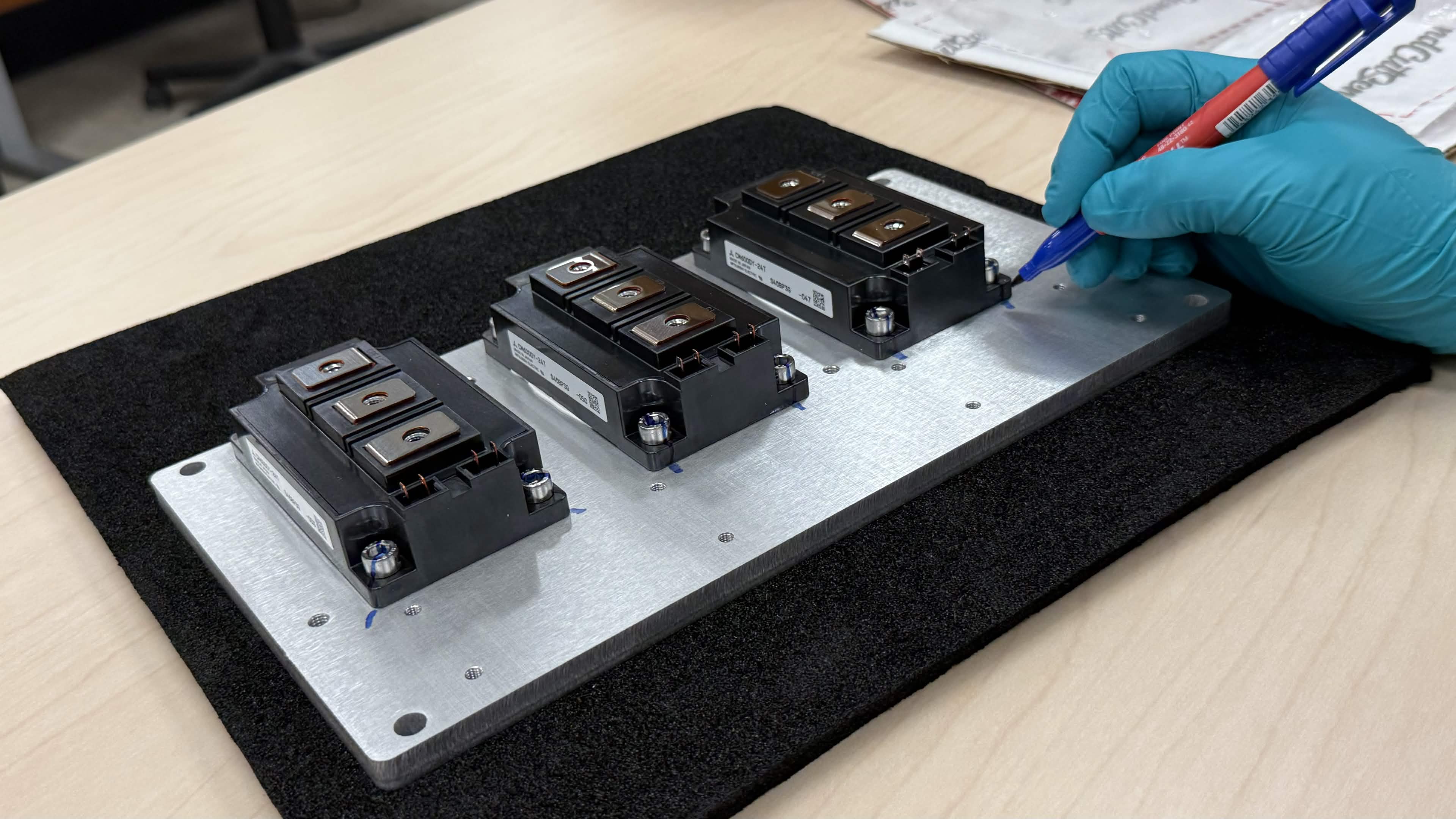Applying a torque-strip mark from the screw head to the baseplate