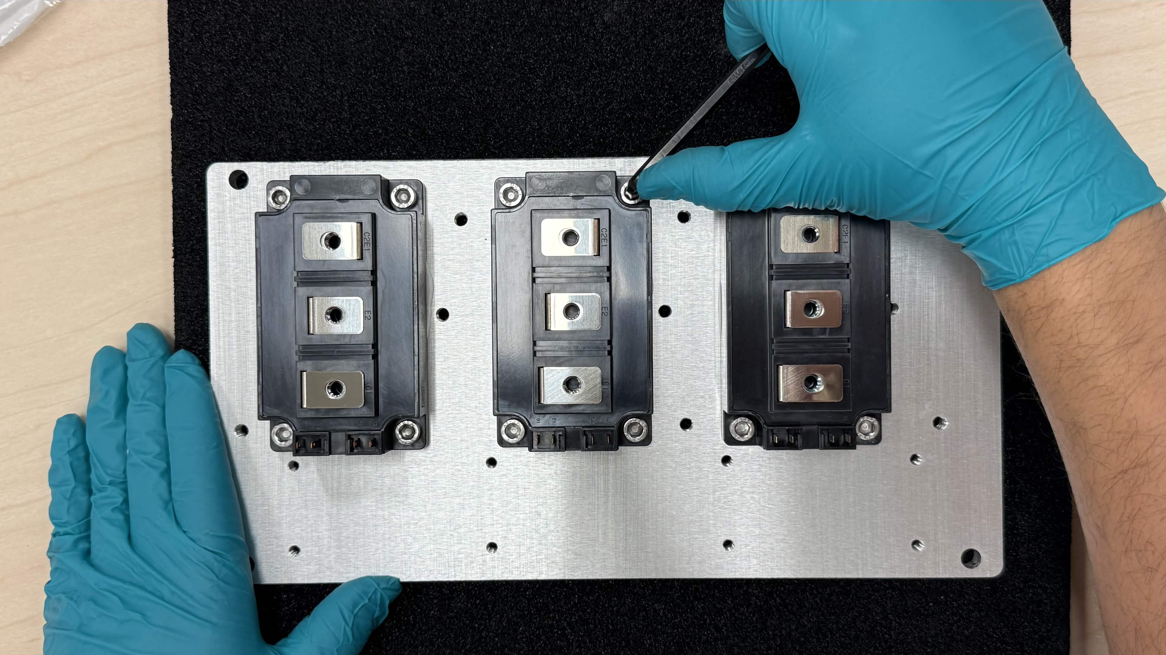 Tightening the IGBT mounting screws in a diagonal pattern