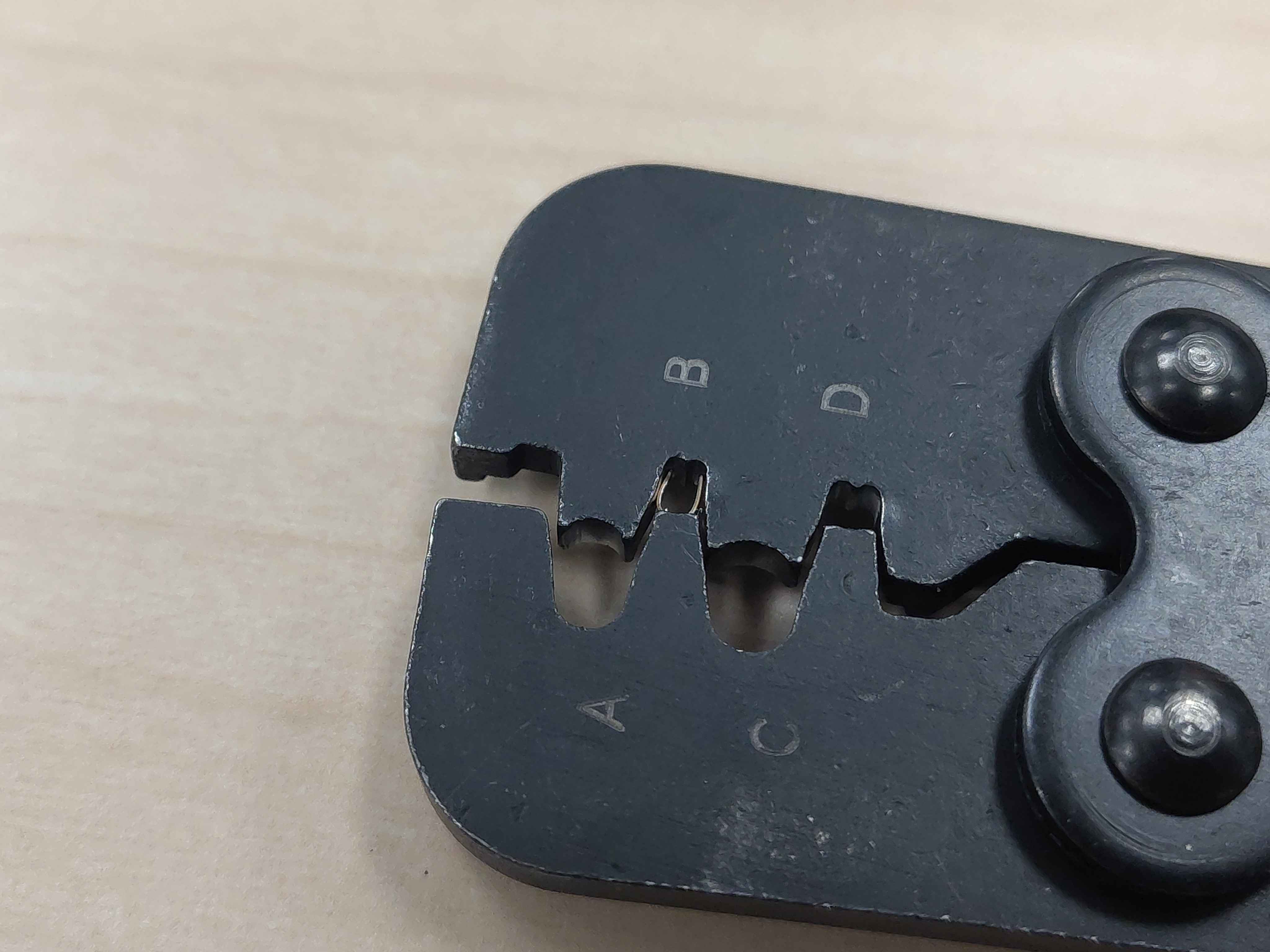 Terminal positioned in the crimping tool