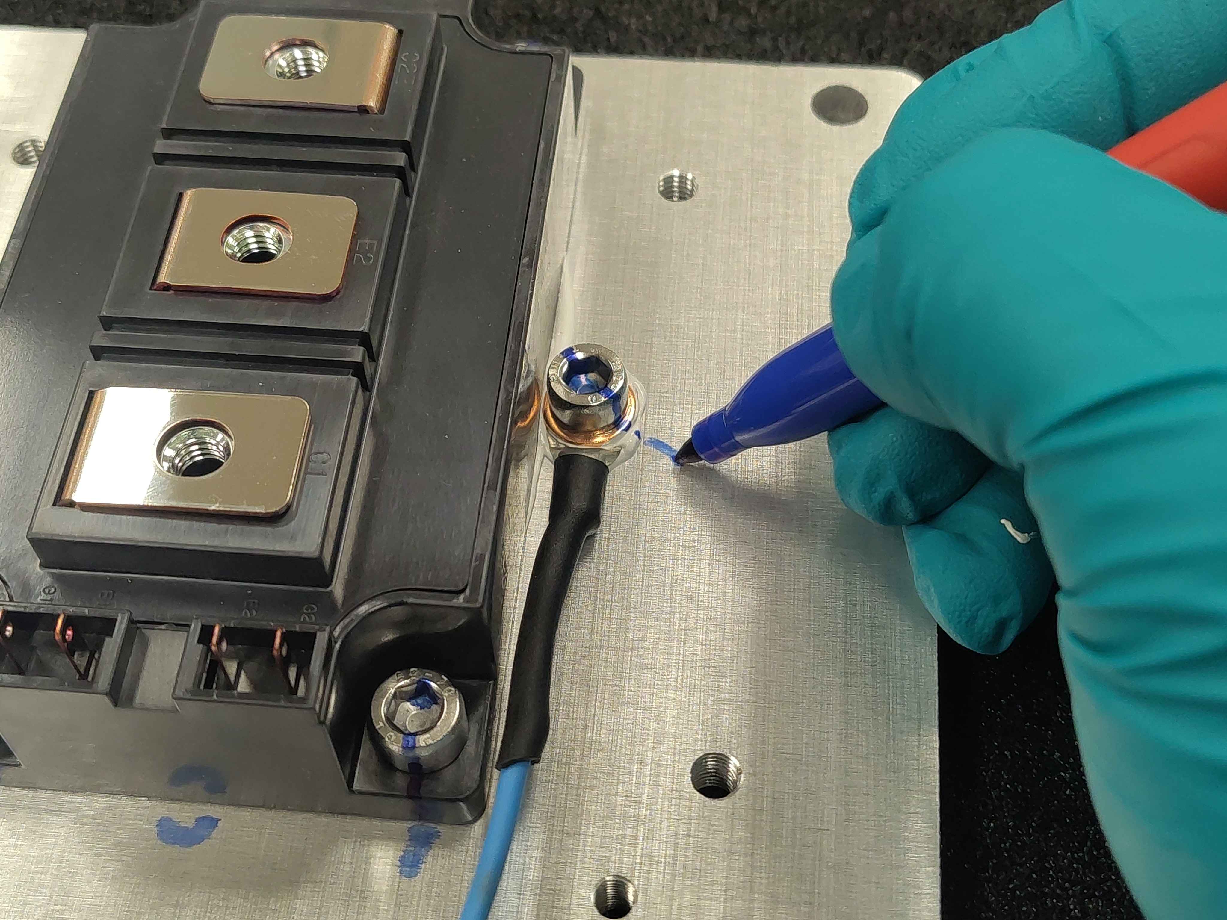 Marking the screw head and baseplate for torque verification