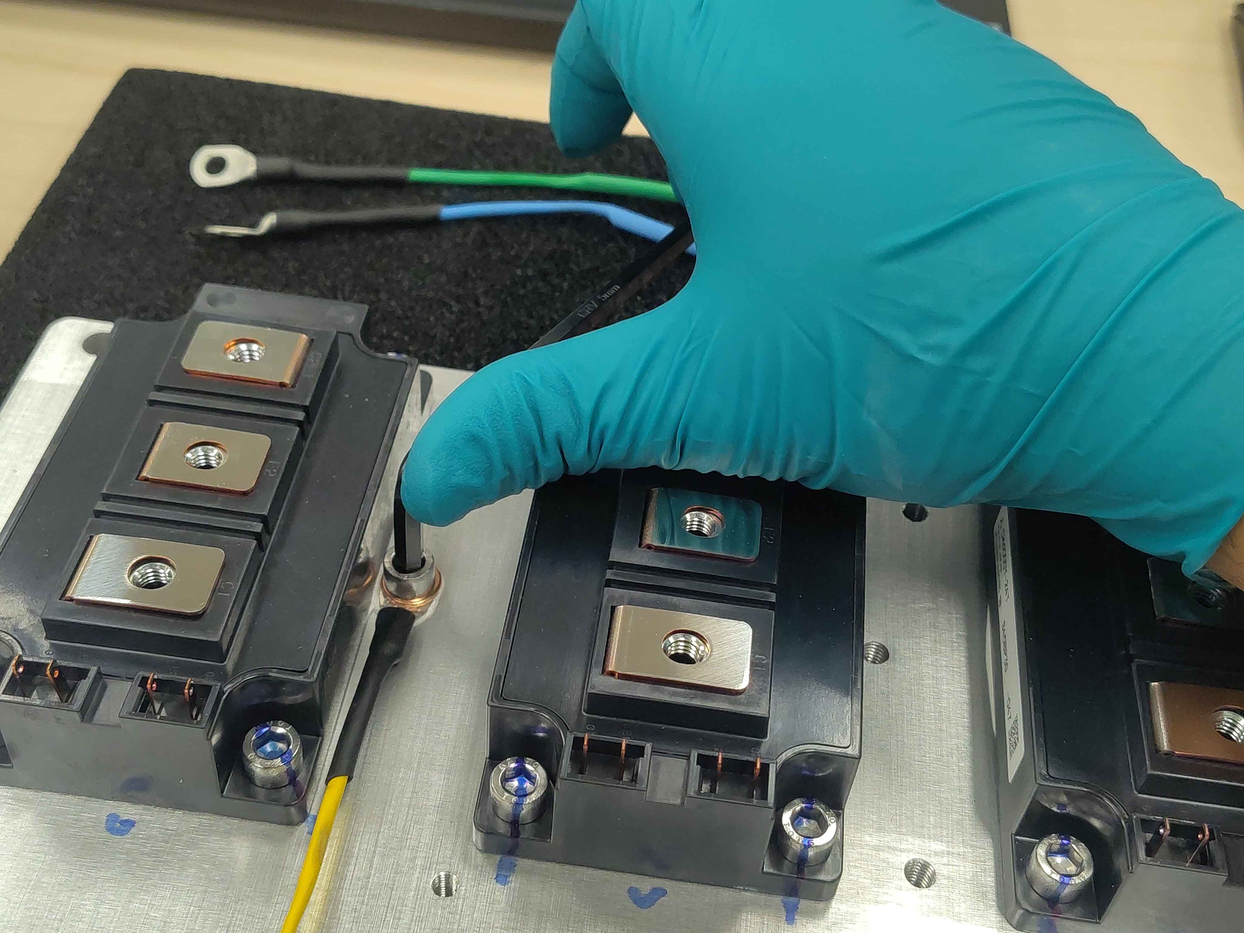 Tightening the sensor mounting screw