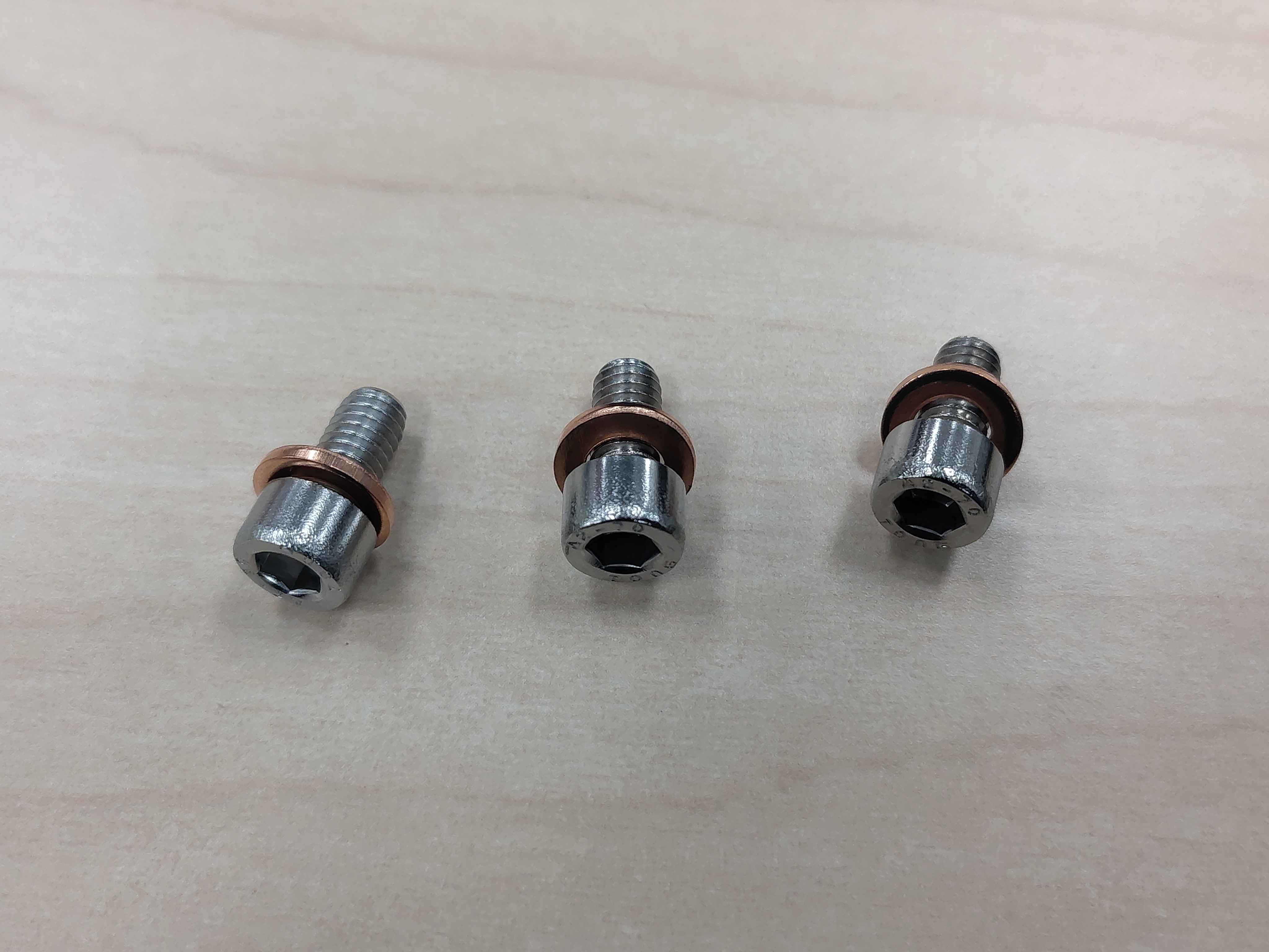 Washer placed on the screw under the head