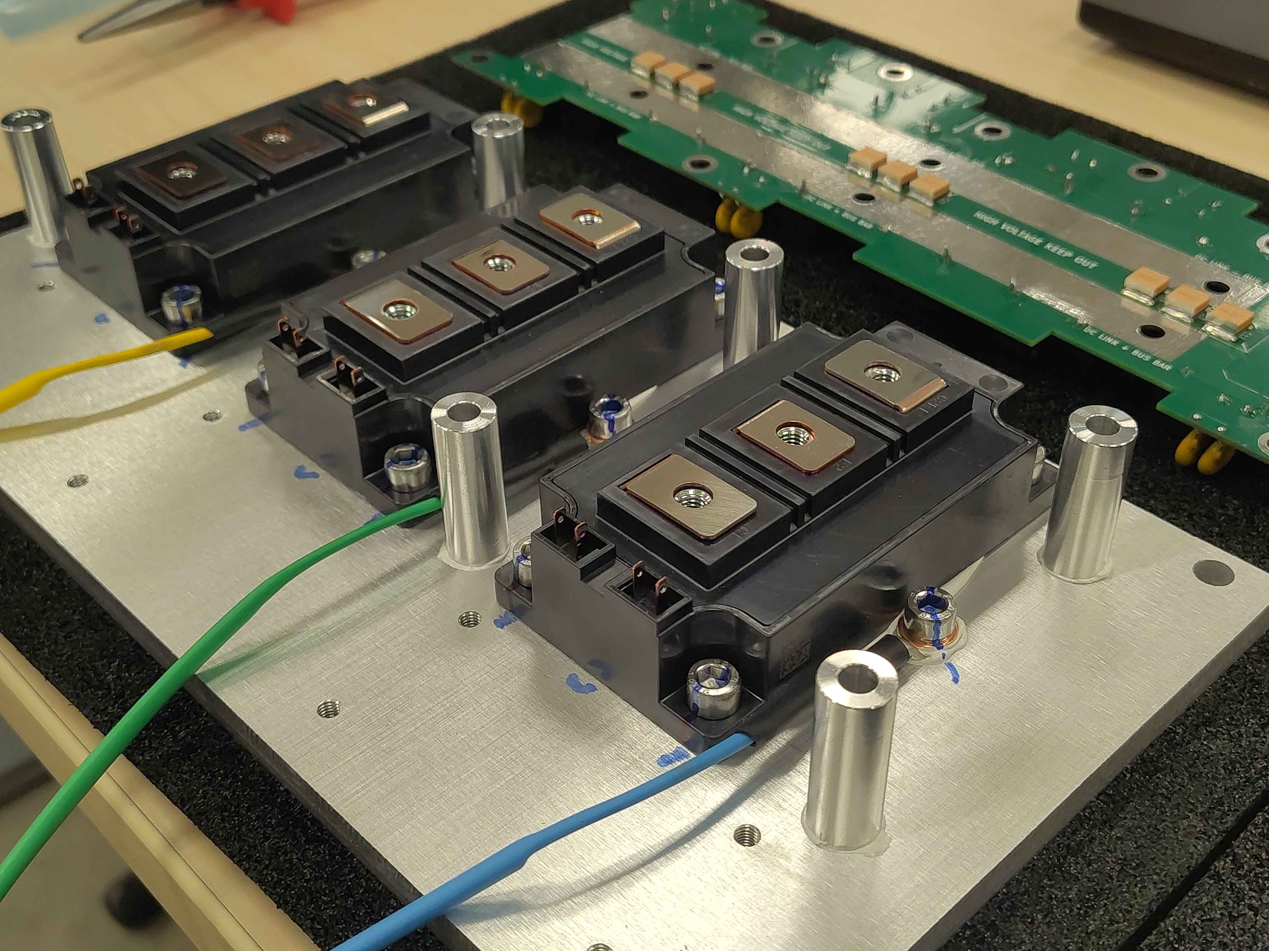 Angled view of all six spacers placed on the heatspreader