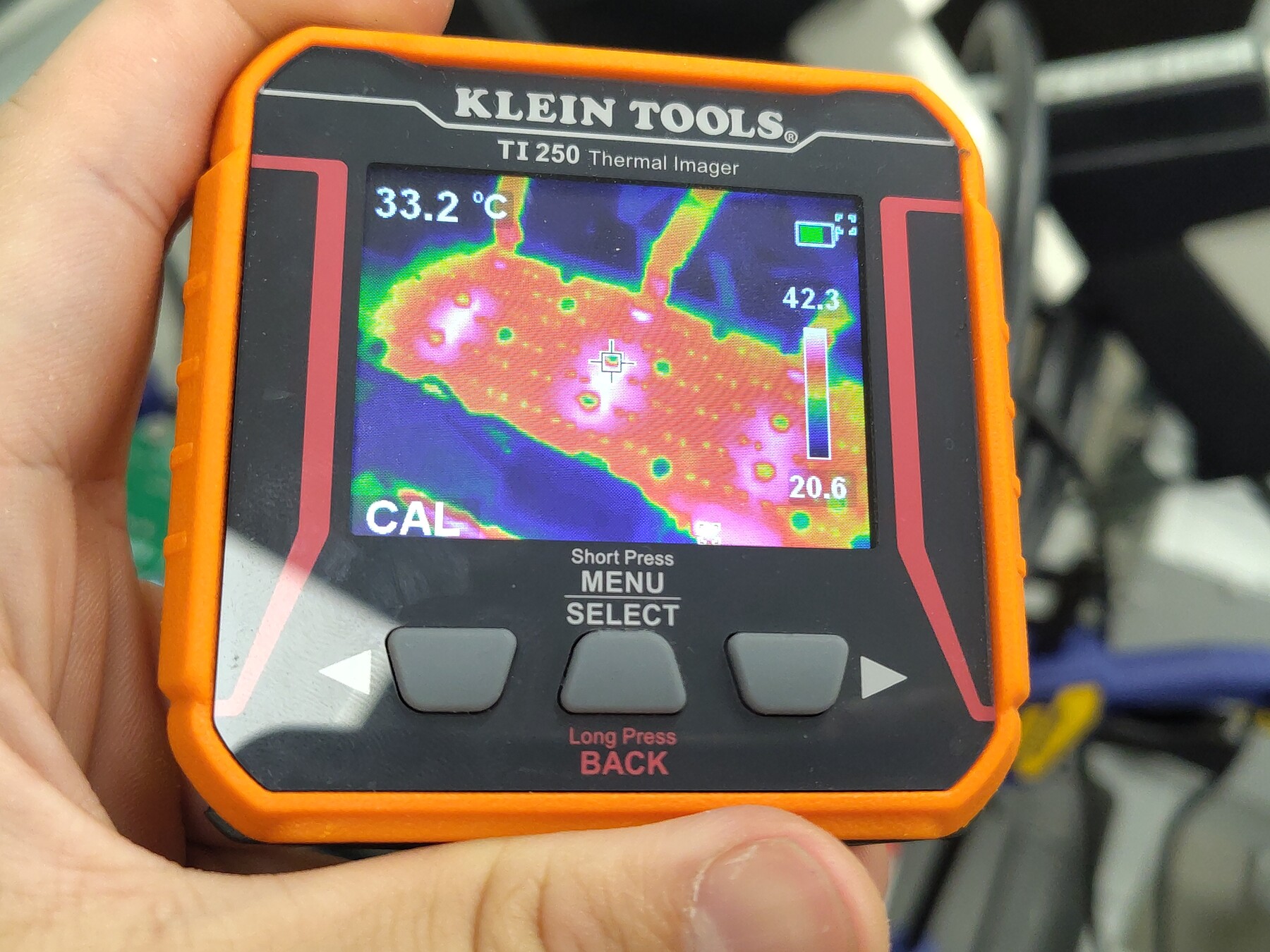 TI250 thermal view 2 (crosshair 33.2 °C, spot max 42.9 °C)