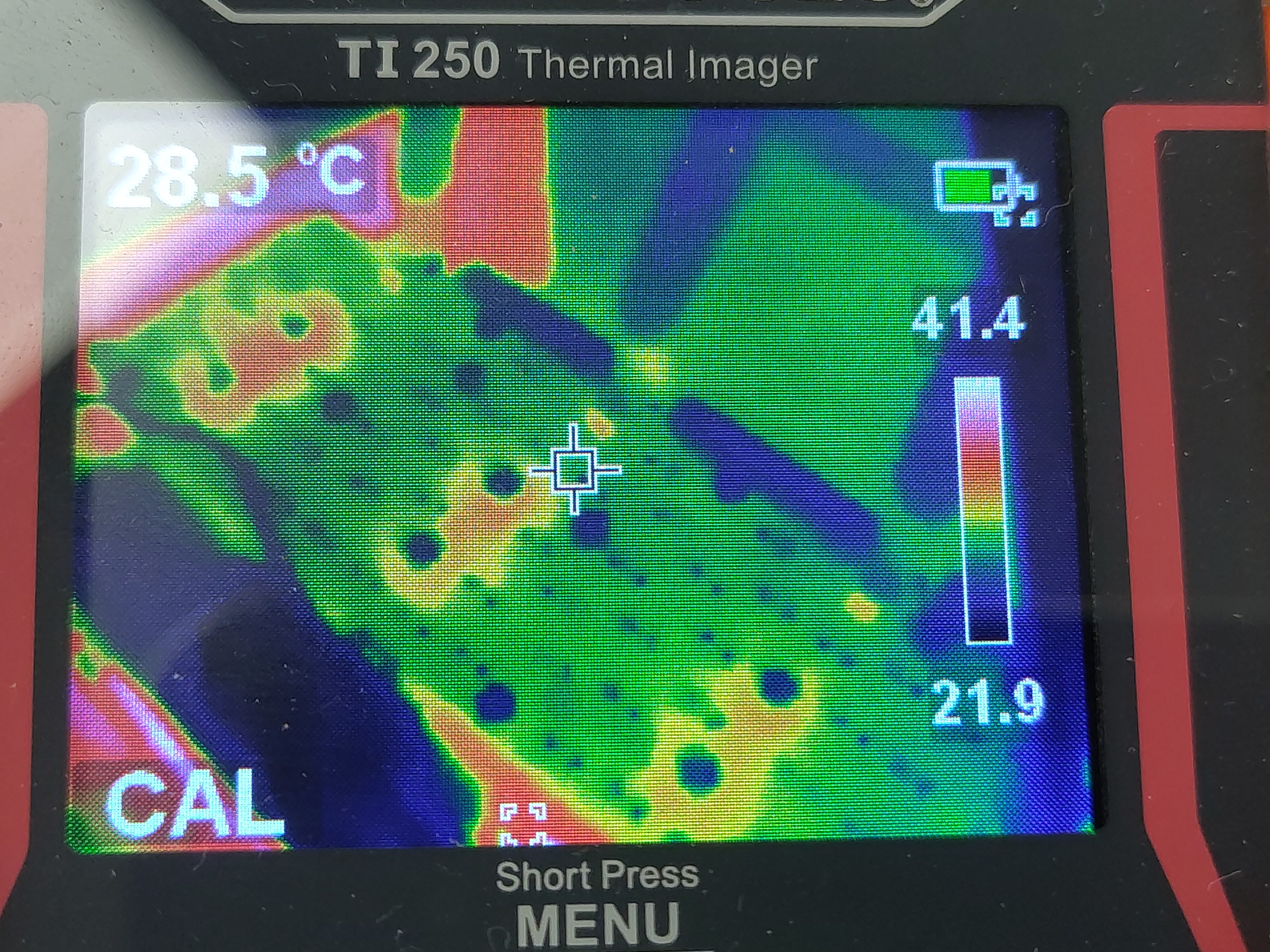 TI250: power board ~7 min into the hold, 28.5 °C at the crosshair