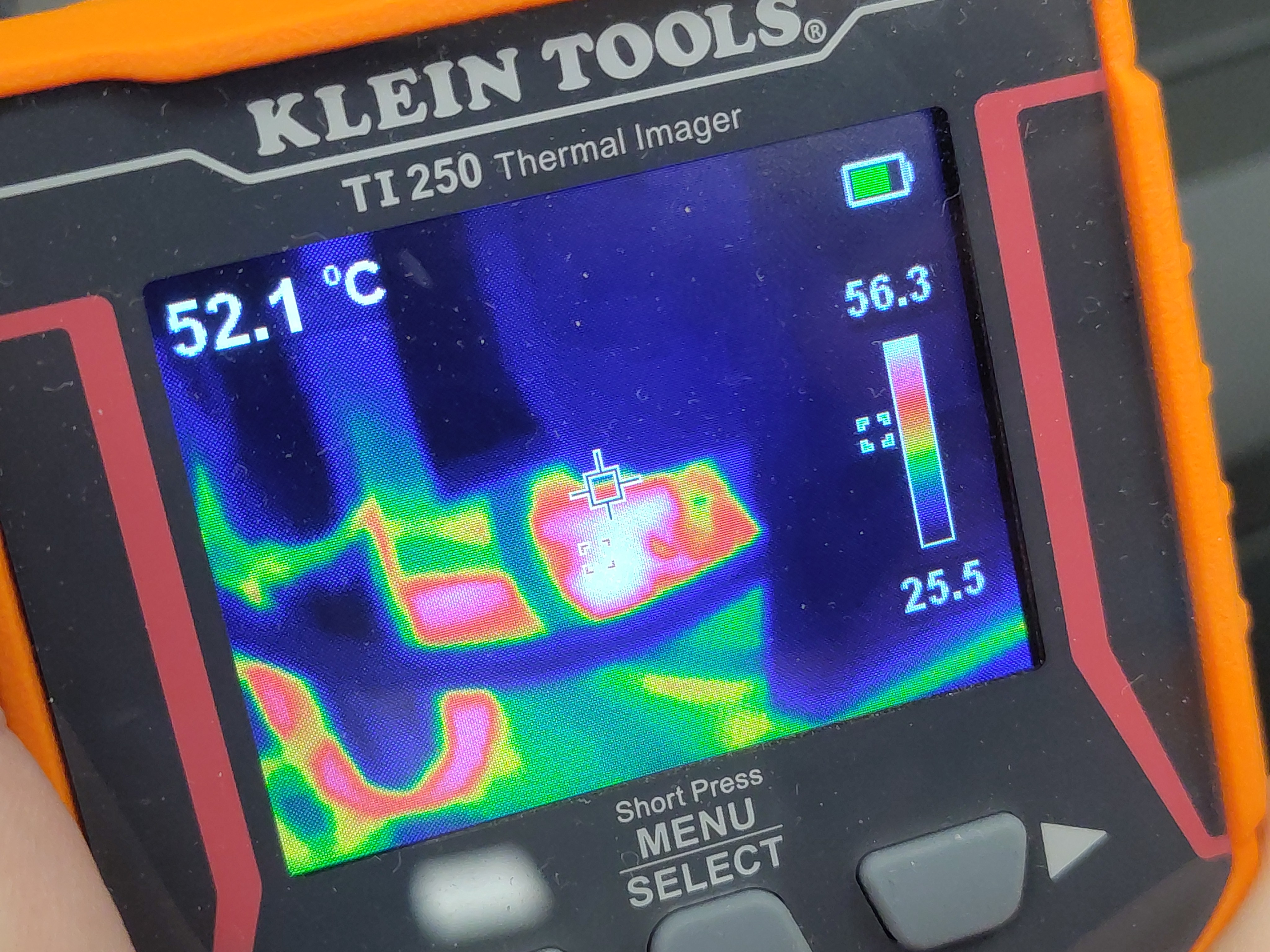 TI250: DC-link capacitors ~8 min into the hold, 52.1 °C at the crosshair, 56.3 °C max