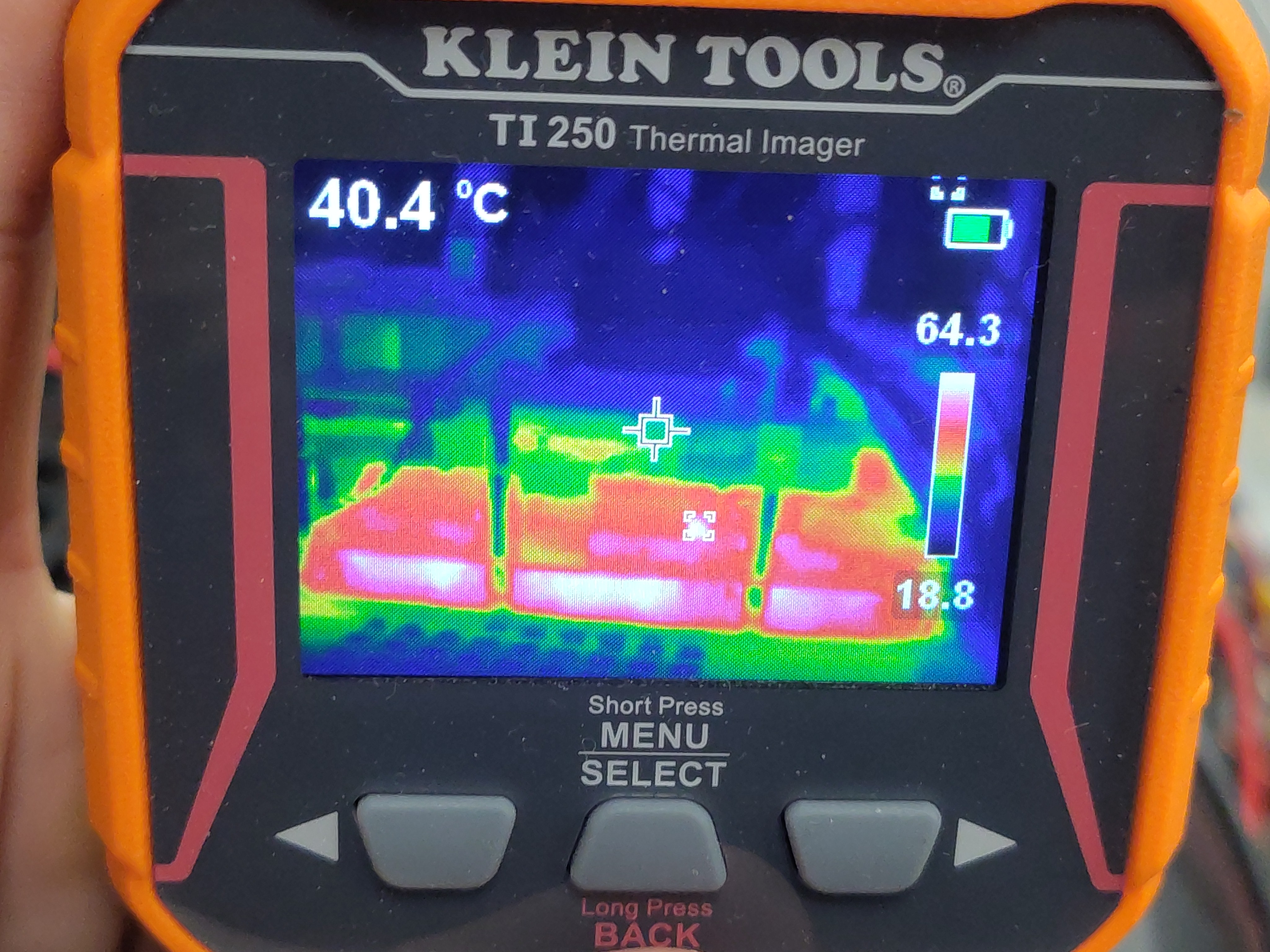TI250: DC-link capacitors ~18 min into the hold, 40.4 °C at the crosshair, 64.3 °C max