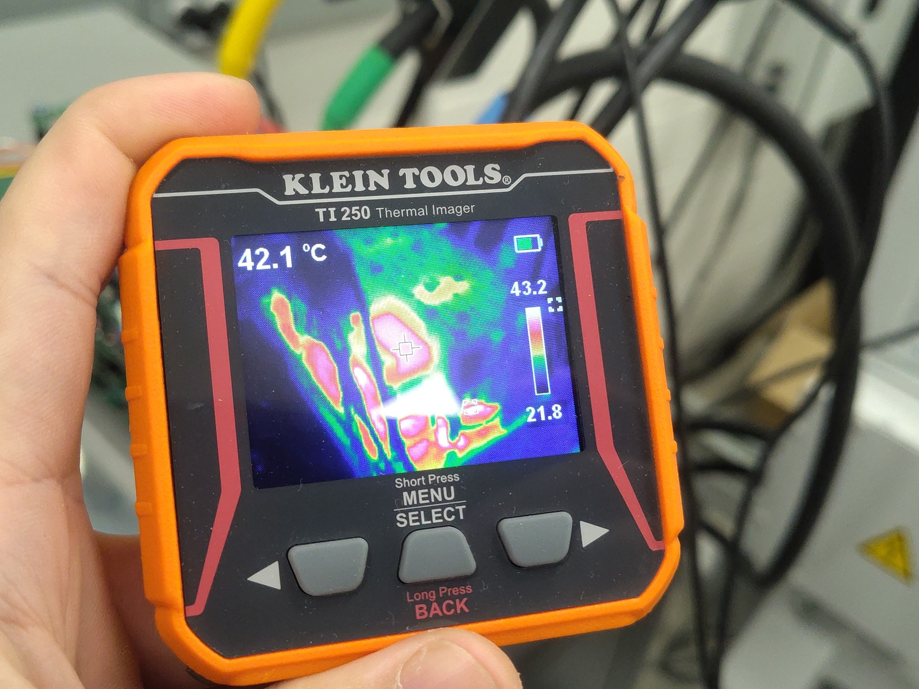 TI250 thermal view 1, crosshair at 42.1 °C