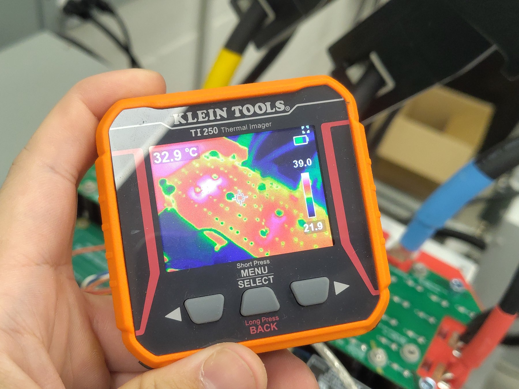 TI250 thermal view 2, crosshair at 32.9 °C