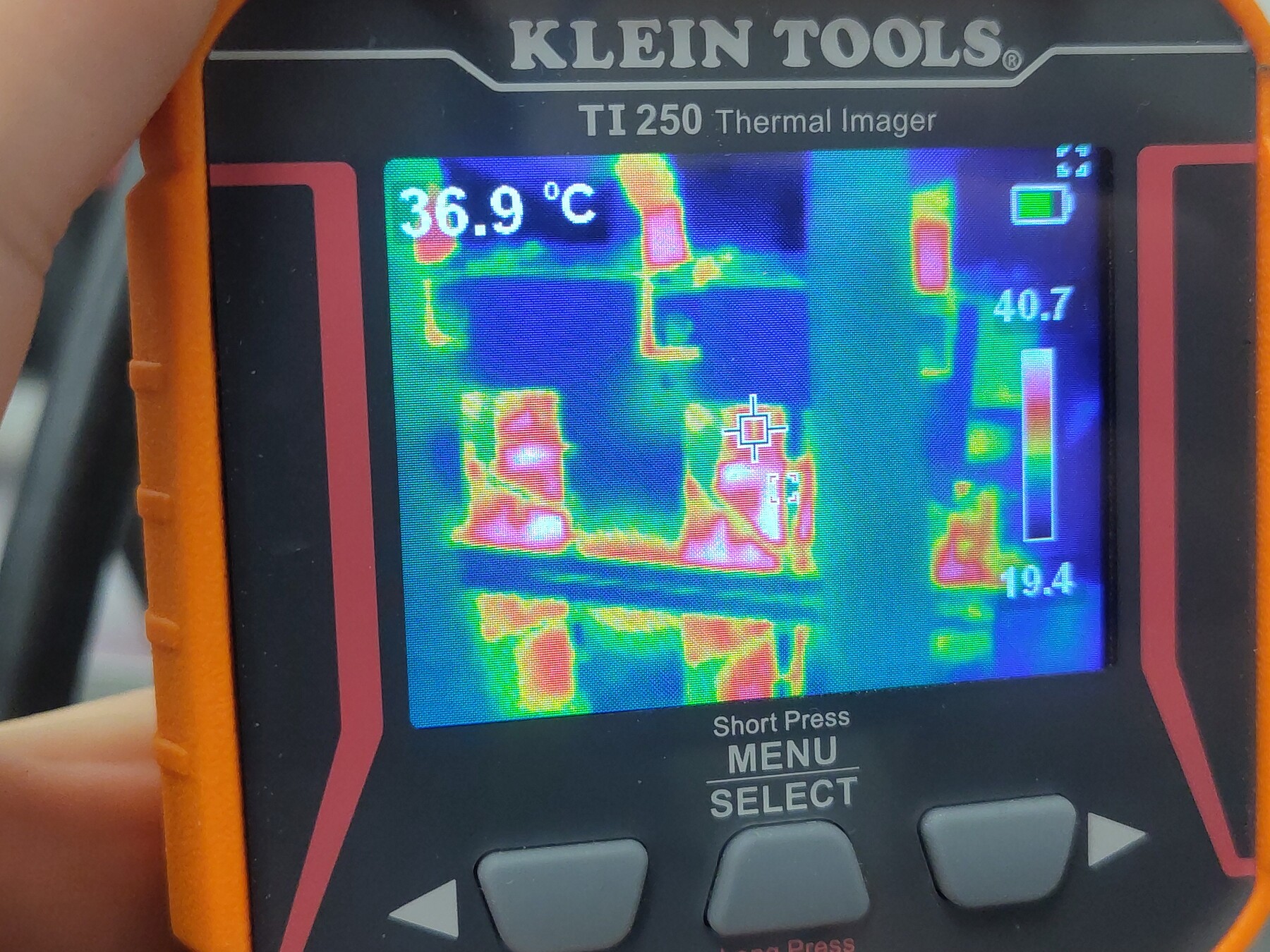 TI250 thermal view 5 (crosshair 36.9 °C, spot max 40.7 °C)