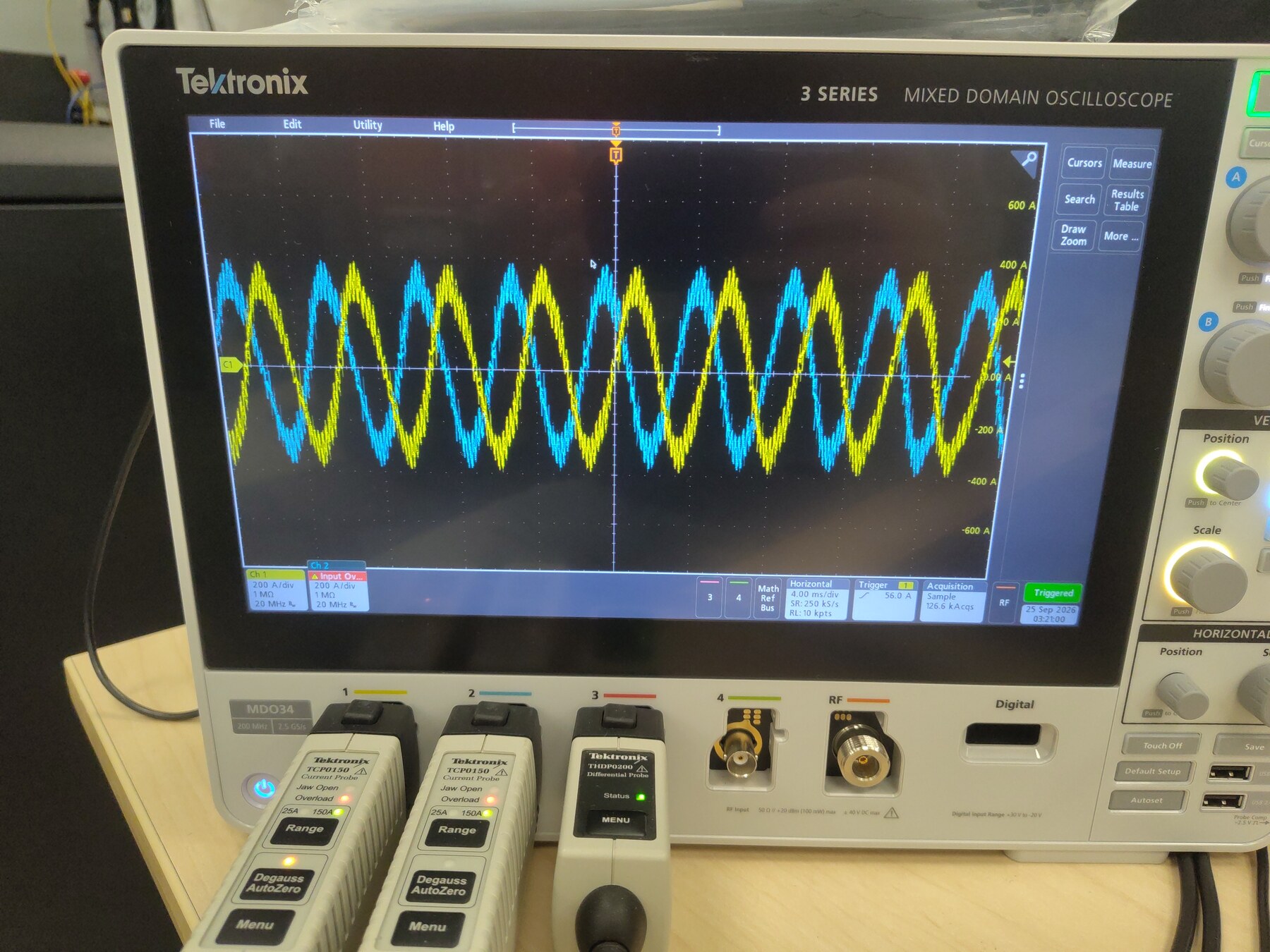 Phase currents during the 300 A hold — two phases at 200 A/div, clean sinusoids peaking near ±300 A, no clamp artifacts