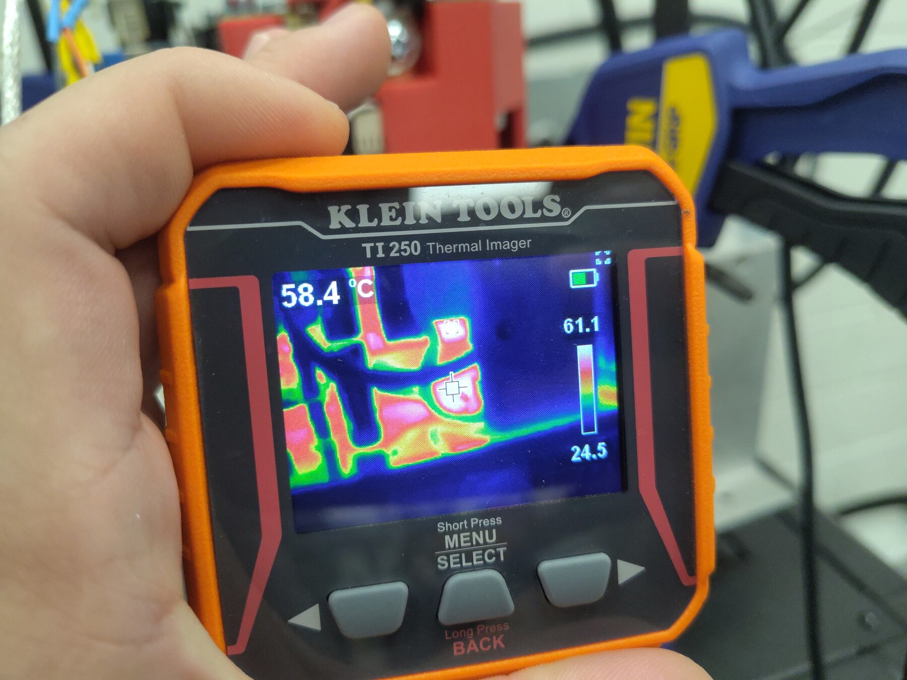 TI250 thermal view 3 (crosshair 58.4 °C, spot max 61.1 °C)